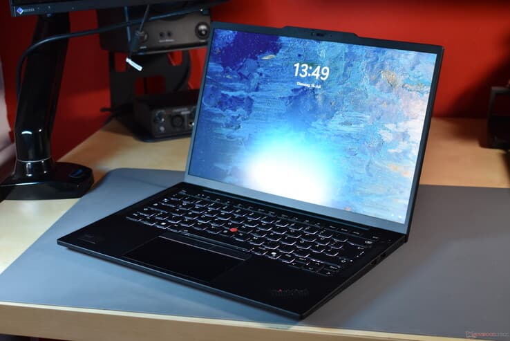 ThinkPad T14s Gen 5: Laptop 1.2kg, sang, pin lâu hơn T14